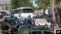 Pasukan keamanan Afghanistan memeriksa lokasi serangan bunuh diri yang menewaskan 2 orang di Kabul, Afghanistan, Senin (4/5).