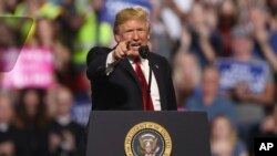 Le président Donald Trump s'adresse au public lors d'un rassemblement à Great Falls, le 5 juillet 2018