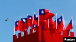 资料照：台湾自行研发的“经国”号战机在高雄空军基地进行飞行表演。（2017年8月7日） 