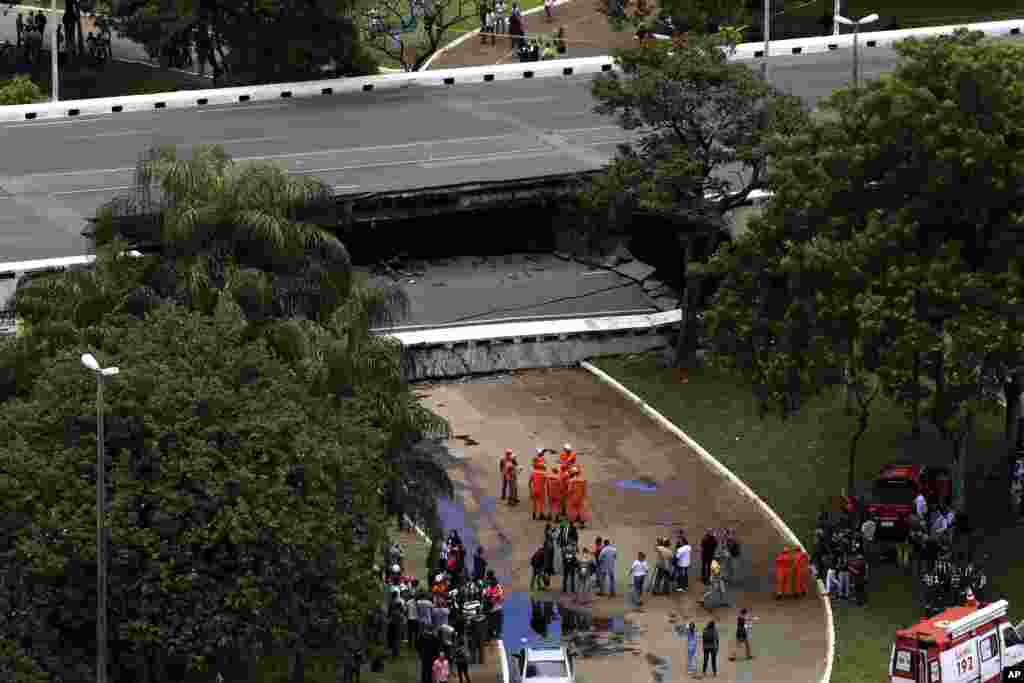 ក្រុម​ការងារ​​សង្រ្គោះ​បន្ទាន់​កំពុង​ធ្វើការ​​នៅ​ផ្លូវ​ដែល​បាន​បាក់​ហើយ​បាន​បំផ្លាញ​រថយន្ត​​រួម​ទាំង​ភោជនីយ​ដ្ឋាន​មួយ​នៅ​រដ្ឋធានី​ Brasilia ប្រទេស​ប្រេស៊ីល។