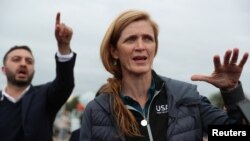 سامانتا پاور، رئیس سازمان عمران بین المللی آمریکا، هنگام بازدید از یک مرکز پناهجویان منطقه ناگورنو قره‌باغ در ارمنستان