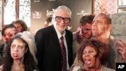George A. Romero avec ses zombies avant la première de "Land of The Dead,", Las Vegas, le 18 juin 2005. 