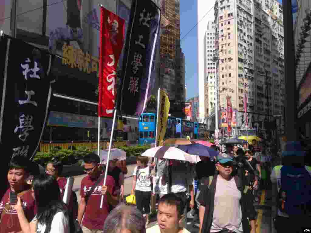 香港泛民举行抗议选举政治筛选游行 (美国之音海彦拍摄)