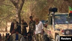 Des combattants touareg dans le désert malien 