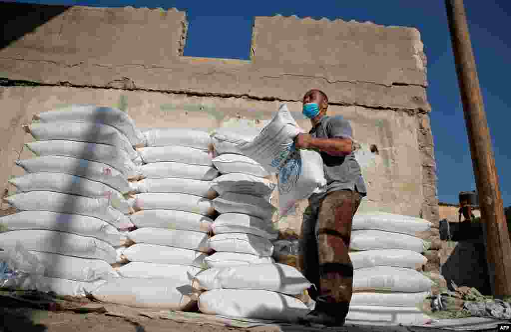 팔레스타인 가자지구에서 유엔 난민구호기구자 지원하는 식량을 분배하고 있다.