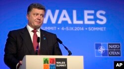 4일 영국 웨일즈에서 열린 나토 정상회의에 참석한 우크라이나의 페트로 포로셴코 대통령이 기자회견을 가지고 있다.