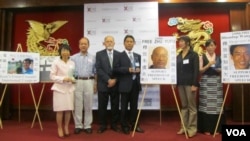 美国视觉艺术家协会颁发天安门精神奖给为中国民主奋斗人士（美国之音容易拍摄） 