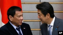 2016年10月26日日本首相安倍在首相官邸会见到访的菲律宾总统杜特尔特（左）。