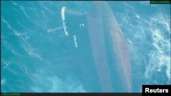 美国中央司令部2024年3月3日发布照片中显示，英国拥有的船只Rubymar号被也门胡塞武装分子发射的反舰弹道导弹击中后在红海沉没。