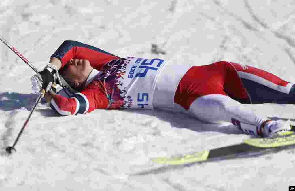 Marit Bjoergen dari Norwegia bernapas lega setelah menyelesaikan pertandingan nomor 10K klasik cabang ski cross-country pada Olimpiade Musim Dingin, Sochi, Rusia, 13 Februari 2014.