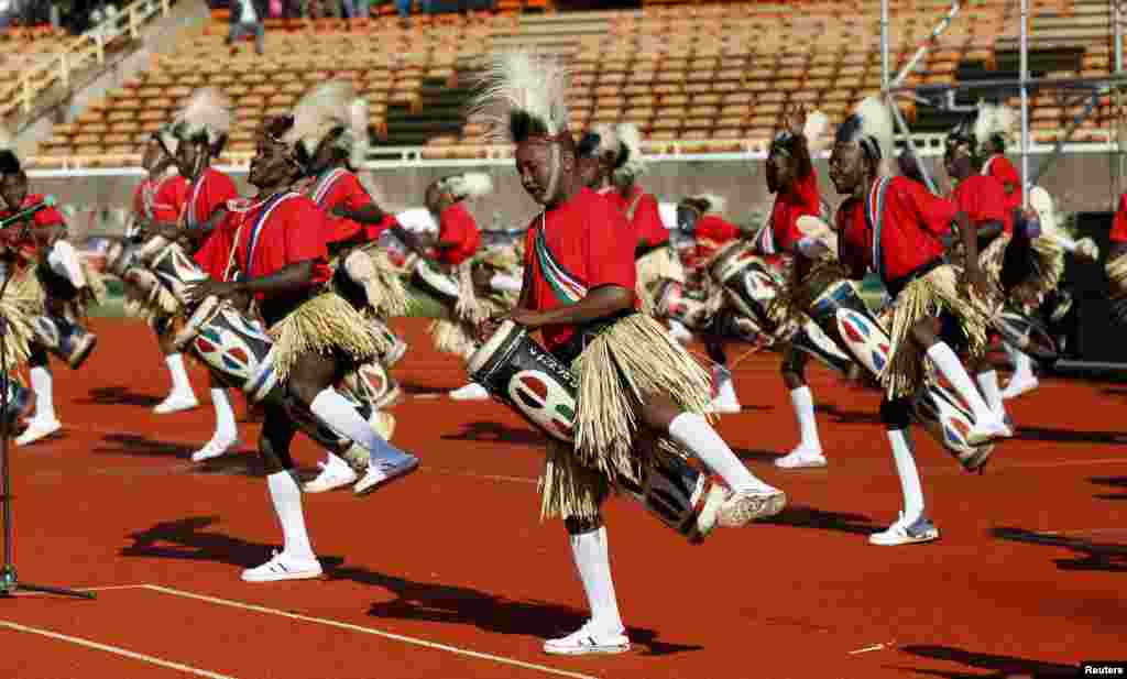 Traditional dancers entertain guests using drums before the official swearing-in ceremony of Kenya's Uhuru Kenyatta at Kasarani Stadium, Nairobi, April 9, 2013.
