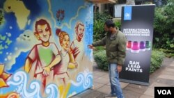 2016年5月27日，在内罗毕召开的联合国环境大会期间，一位街头涂鸦艺术家用不含铅的涂料绘制壁画。（美国之音伊艾米拍摄）