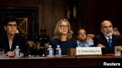 Christine Blasey Ford avec ses avocats Debra S. Katz et Michael R. Bromwich, lors de l'audience devant la commission judiciaire du Sénat sur les allégations d'agression sexuelle contre le juge Brett M. Kavanaugh , États-Unis, 27 septembre 2018.