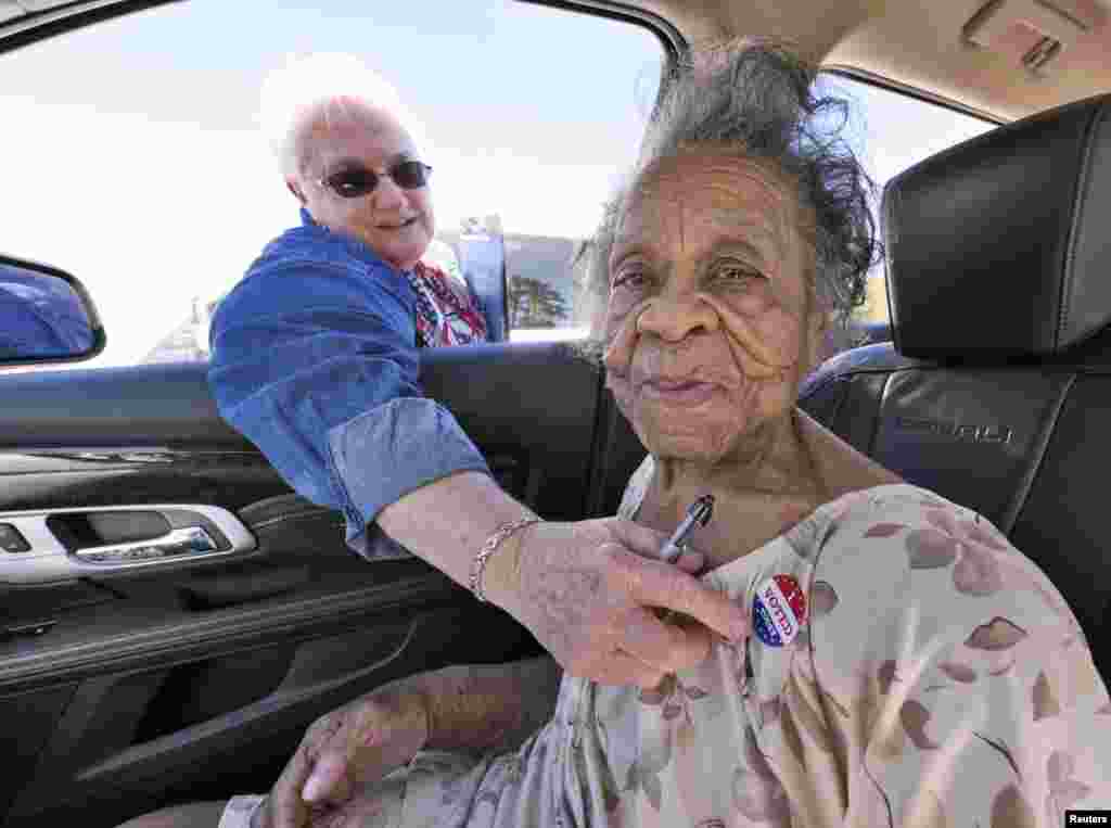Grace Bell Hardison, perempuan AS berusia 100 tahun menerima tanda &quot;I Voted Today&quot; dari petugas, setelah ia memberikan suara dalam pemilu AS di TPS Belhaven, North Carolina.