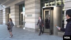 북한에 억류됐다가 사망한 미국인 대학생 오토 웜비어 군의 부모인 프레드 웜비어 씨와 신디 웜비어 씨가 19일 워싱턴 DC 연방법원에서 증거청문 심리를 마친 후 법원 건물을 나서고 있다.