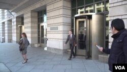 북한에 억류됐다가 사망한 미국인 대학생 오토 웜비어 군의 부모인 프레드 웜비어 씨와 신디 웜비어 씨가 지난해 12월 워싱턴 DC 연방법원에서 증거청문 심리를 마친 후 법원 건물을 나서고 있다.