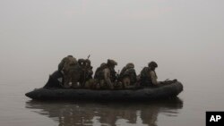 资料照片：2023年10月14日，乌克兰陆战队员在赫尔松附近前线渡过第聂伯河。(美联社照片）