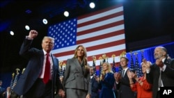 2024年11月6日，共和党总统候选人、美国前总统特朗普在夫人梅拉尼娅和家人的陪同下来到在佛罗里达州西棕榈滩会议中心举行的选举夜集会。