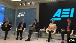 马肯兹·艾格琳（右二），国防事务专家， 星期四（12月1日） 在美国企业研究所一个有关“川普政府2017年执政重点”的研讨会上。(美国之音斯洋拍摄)