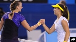 Petenis Inggris Laura Robson, kanan, disalami mantan juara Wimbledon Petra Kvitova setelah menang dalam pertandingan babak kedua Australia terbuka (Jumat 18/1).