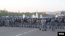 2012年5月普京再次就职总统前夕莫斯科爆发大规模反政府示威，警察当时驱散示威者。(美国之音白桦拍摄)