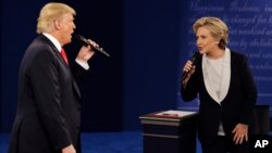 هیلاری کلینتون و دونالد ترامپ در آخرین مناظره شان. 
