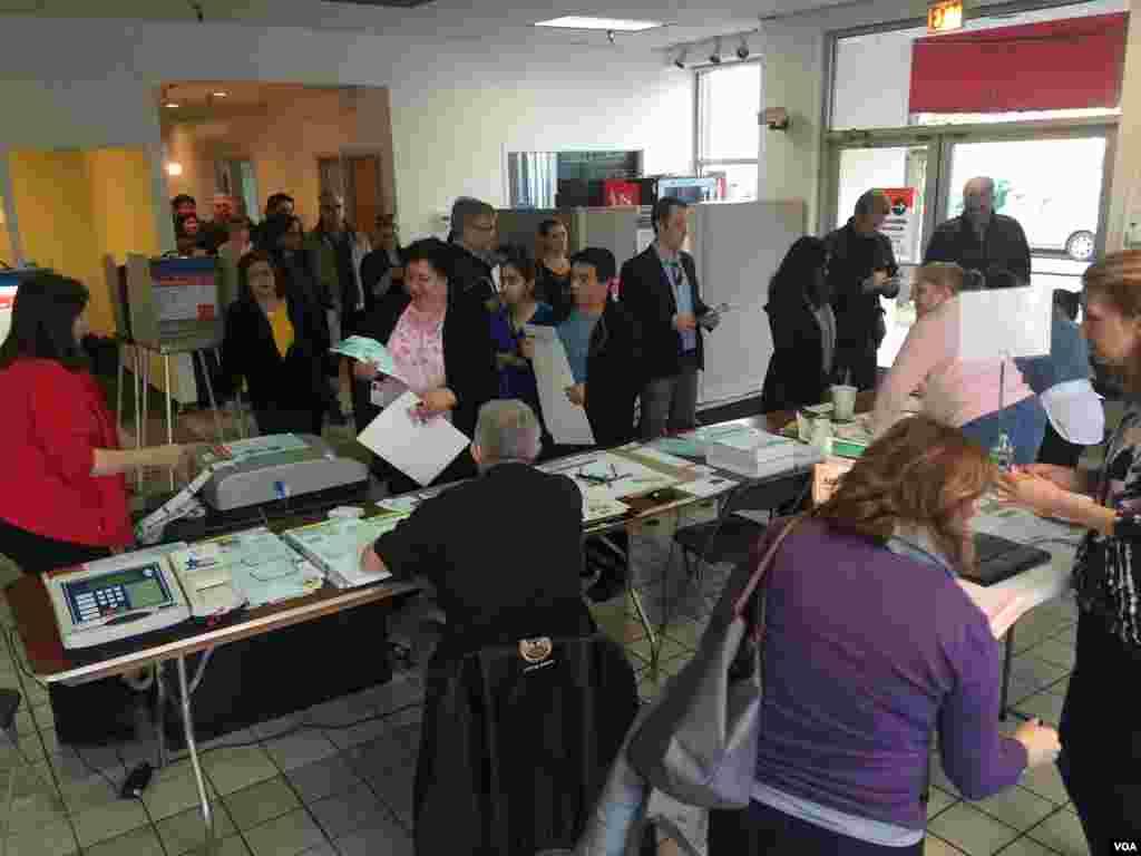 مردم در یک حوزه رای گیری در شهر شیکاگو، مهمترین شهر ایالت ایلینوی.