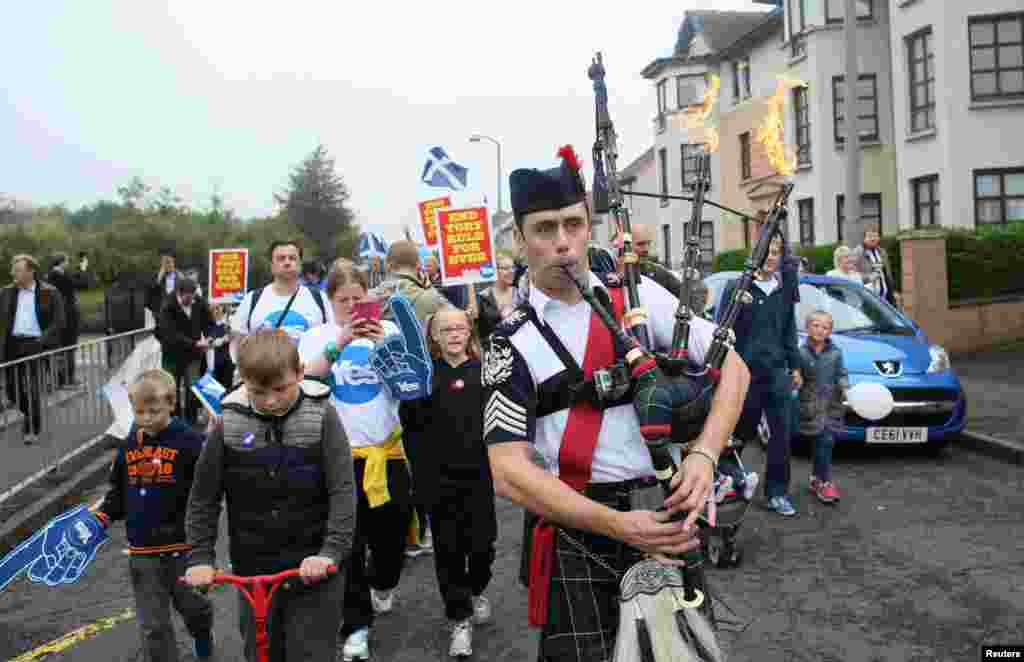 Seorang pria memainkan alat musik&nbsp;bagpipes dalam kampanye di Edinburgh, Skotlandia (18/9).&nbsp;(Reuters/Paul Hackett) 
