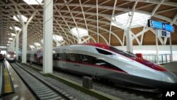 জাকার্তার হালিম স্টেশনে দক্ষিণ-পূর্ব এশিয়ার প্রথম উচ্চ গতিসম্পন্ন ট্রেনের উদ্বোধন অনুষ্ঠানের সময় দাঁড়িয়ে রয়েছে সেই ট্রেন। ২ অক্টোবর, ২০২৩।