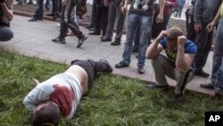 우크라이나 국가방위군이 쏜 총에 맞고 사망한 친러시아 시위대