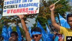 미국 수도 워싱턴 DC에서 시위 중인 위구르 주민들. (자료사진)