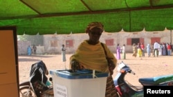 A woman casts her vote during the parliamentary election in Lafiabougou, Bamako, Mali, Nov. 24, 2013. 