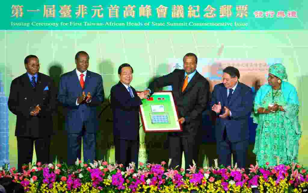 2007年9月，在台湾的&ldquo;烽火外交&rdquo;中，台湾总统陈水扁（左三）主办台湾与非洲邦交国首脑的首届高峰会，圣多美和普林西比总统梅内德塞斯（左五）参加峰会。