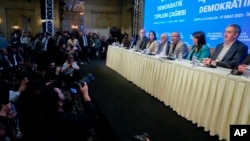 شاندی ئیمراڵی لە دەمی بڵاوکردنەوەی پەیامەکەی ئۆجەلان