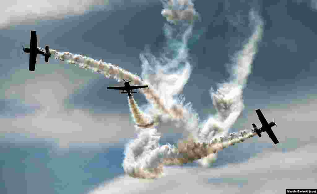 Tim aerobatik Polandia memamerkan kebolehan pada pameran udara di Szczecin, Polandia.