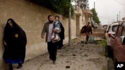 이라크 모술 서부 지역 주민들이 11일 교전을 피해 달아나고 있다.