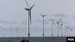 آسياب های مستقر در دريای شمال، نزديک دهکده ای در دانمارک