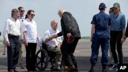 Le président Donald Trump accompagné de Melania, la première dame, s’incline pour saluer le gouverneur du Texas Greg Abbott après l’atterrissage d’Air Force One à Houston, Texas, 2 septembre 2017.
