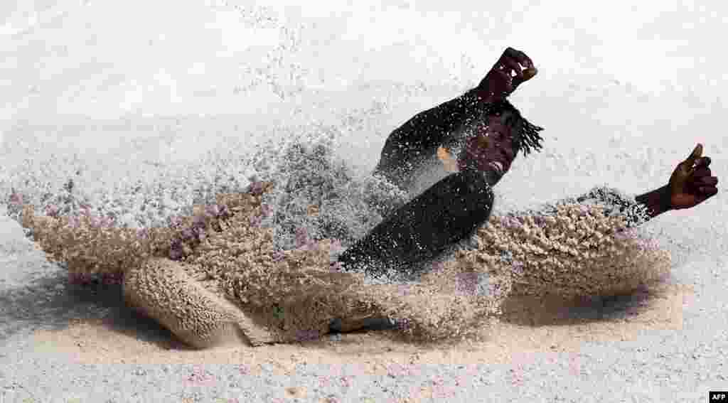 Tajay Gayle នៃ​ប្រទេស​ហ្សាម៉ាអ៊ីកប្រកួត​នៅ​ក្នុង​ការ​ប្រកួត​លោត​ចម្ងាយ​ឆ្ងាយ​ផ្នែក​បុរស​ឆ្នាំ២០១៨​របស់​កីឡា Gold Coast Commonwealthនៅ​ឯ​កីឡដ្ឋាននៅ​ Gold Coast ប្រទេស​អូស្រ្តាលី។