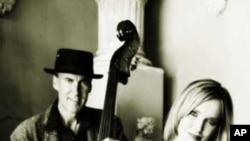 One of South Africa’s most stylish bands – Atmosferic, consisting of talented singer Wendy Allen Twyford and bassist Graeme Currie – perform regularly at Johannesburg’s Katzy’s Nightclub