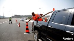 በእስራኤል ለሦስት ሳምንታት እንዲቆይ የተጣለው የእንቅሳሴ ገደብ ዛሬ ዓርብ ተጀመረ።