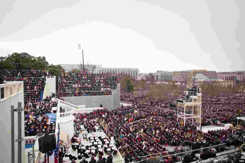 A view of the staging area, musicians, and media at the U.S. Capitol on Inauguration Day, January 21, 2013. (Alison Klein/VOA)