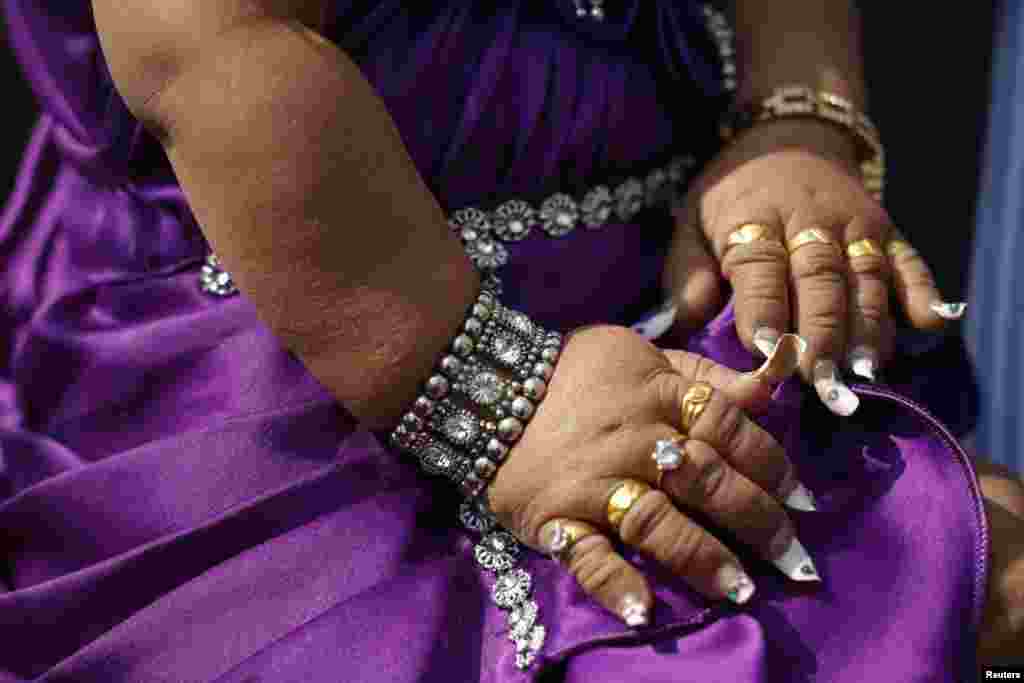 Tangan Jyoti Amge, 19, dari Nagpur, India, terlihat saat tiba di dek observasi gedung Empire State di kota New York, AS. Jyoti Amge setinggi 62,7 cm adalah pemegang rekor Guinness untuk &quot;Perempuan Terpendek di Dunia&quot;.