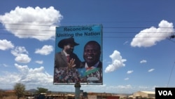 Une affiche dans Juba montrant Salva Kiir et Riek Machar, 15 avril 2016 (VOA/J. Patinkin).