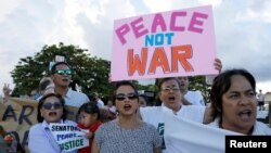 14일 미국령 괌 주민들이 전쟁에 반대하는 평화 시위를 펼치고 있다.