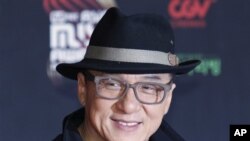 香港影星成龙参加Mnet亚洲音乐颁奖典礼。摄于2012年11月30日，香港。(资料照片)