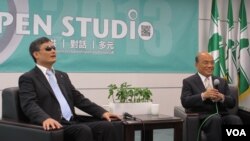 陈光诚和苏贞昌在民进党中央党部会面(美国之音张永泰拍摄)