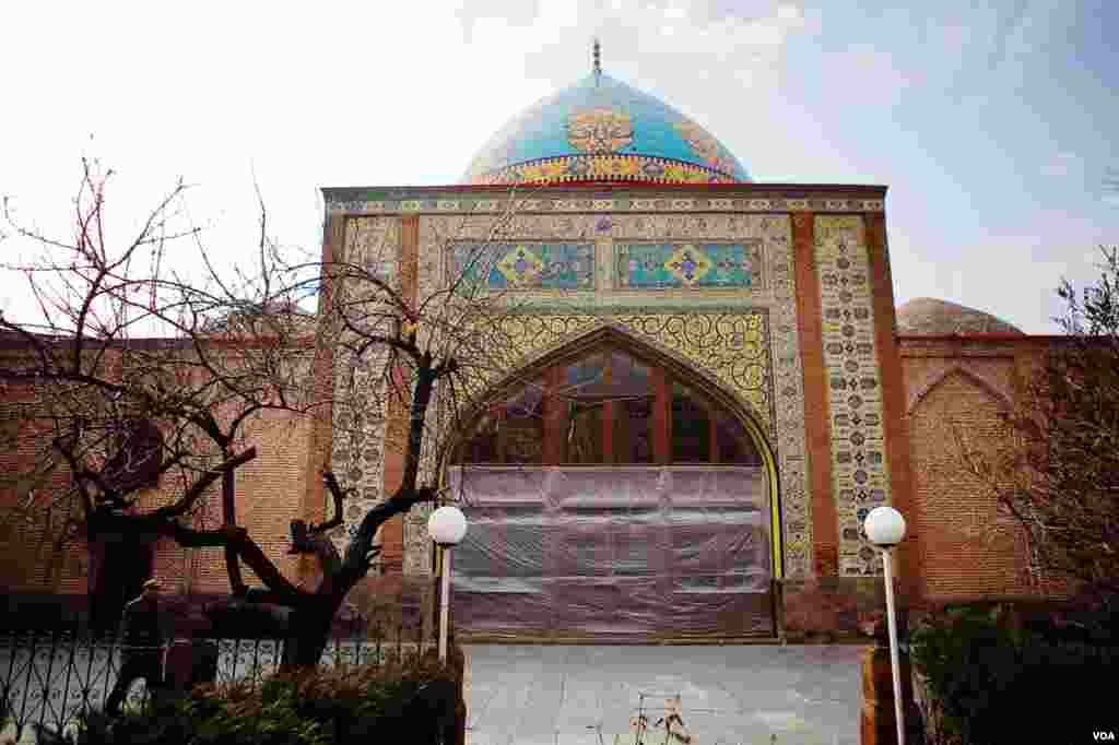 Dengan mayoritas penduduk Kristiani, Armenia hanya memiliki satu masjid, yang disebut &quot;Masjid Iran&quot;. Masjid tersebut diperbaiki oleh Iran 15 tahun yang lalu dan menawarkan kursus-kursus dalam Bahasa Persia. &nbsp;(V. Undritz/VOA)