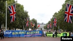 Para pemrotes anti-Brexit berjalan menuju Istana Buckingham di London, Inggris, 31 Agustus 2019. (Foto: Reuters/Peter Nicholls)