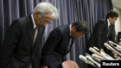 Mitsubishi Motors Corp's President Tetsuro Aikawa (C) bows during a news conference to brief about issues of misconduct in fuel economy tests at the Land, Infrastructure, Transport and Tourism Ministry in Tokyo, Japan, April 20.